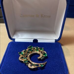 Vintage-Inspired Gold and Green Brooch with Intricate Design